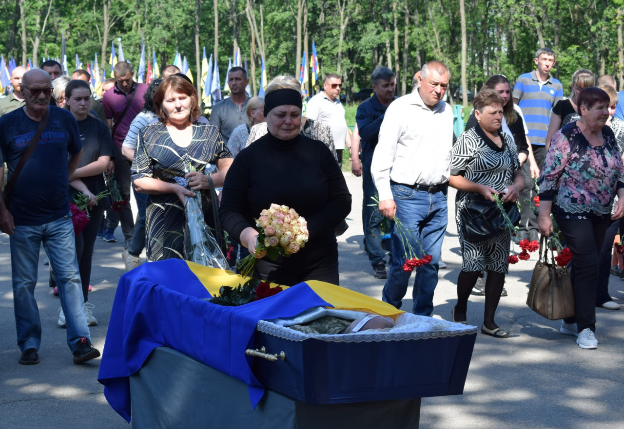 У Кропивницькому попрощалися із загиблими: молодшим сержантом Олегом Літвінюком, солдатом Михайлом Березичем та сержантом Андрієм Щербаковим.